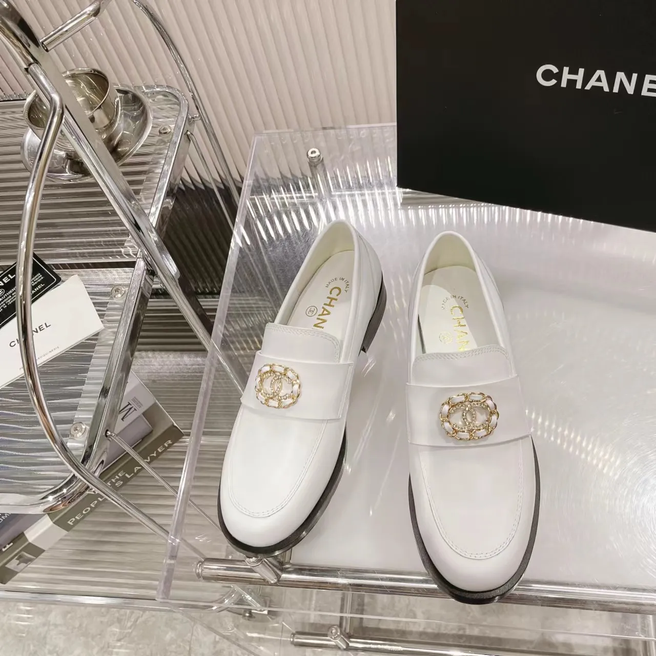 👟👟Ex-factory price 560👟👟Chanel Chanel 22K autumn and winter latest vintage retro double C buckle chain small gold ball loafers Dream Back to Campus series, the same style as the end of the year celebrities, delicate on the feet, invincible and easy to wear, small round toe atmosphere and simplicity, leather upper design, integrated chain with diamond small fragrance logo, very unique.  …………………………………………………… ❶Material: imported first-layer cowhide ➕cow patent leather + sheep leather ❷Lining: sheepskin ❸Feet: sheepskin ❹Outsole: original leather outsole ❺Heel height: 2.5cm ❻Packaging: Original full set of packaging ❼Number: 35-41 (40 41 custom-made, non-returnable) ☀Color: 4 colors